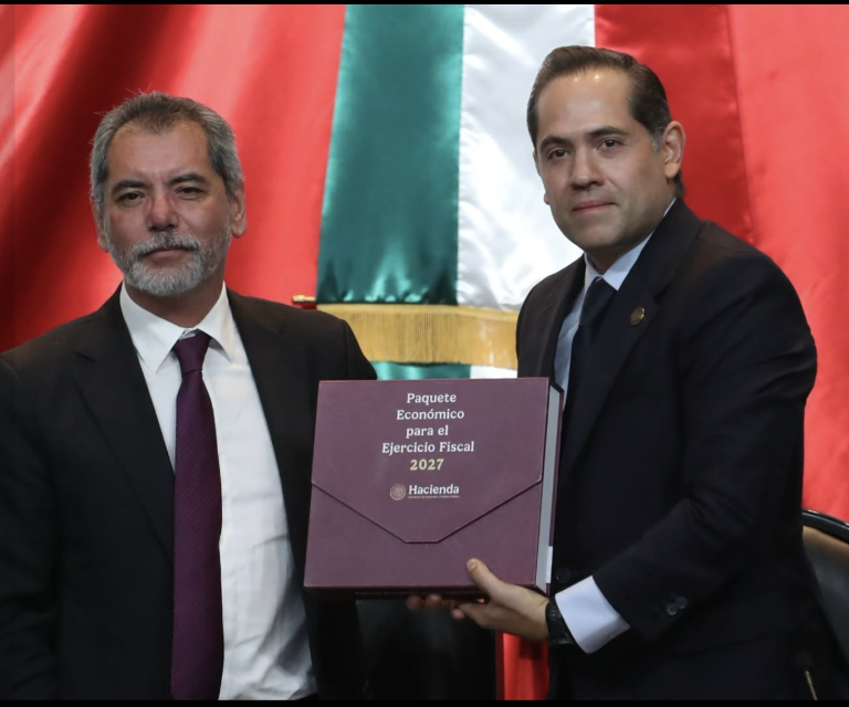 El titular de la Secretaría de Hacienda y Crédito Público, Édgar Amador Zamora, entregó al Presidente de la Mesa Directiva, diputado Raúl Bolaños-Cacho Cué