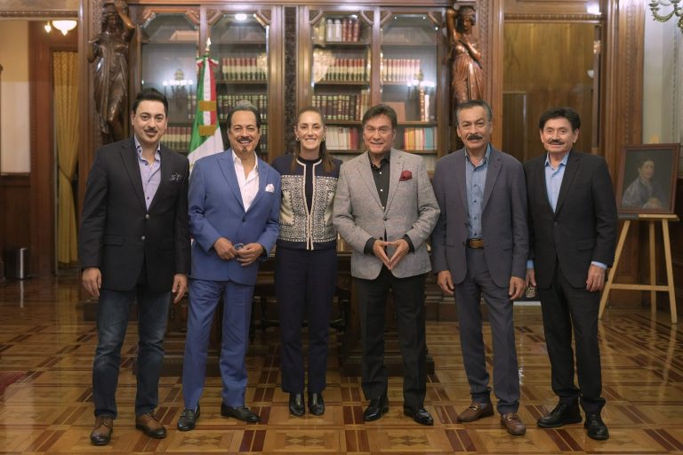Los Tigres del Norte con la presidenta Claudia Sheinbaum.
