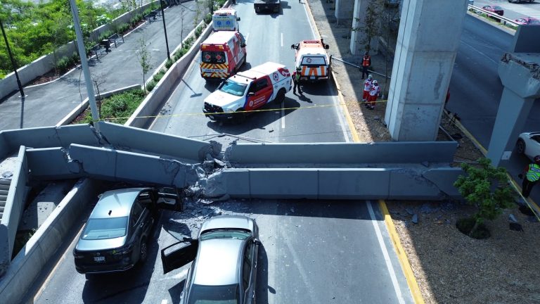 Colapsa puente en Avenida Constitución en Monterrey