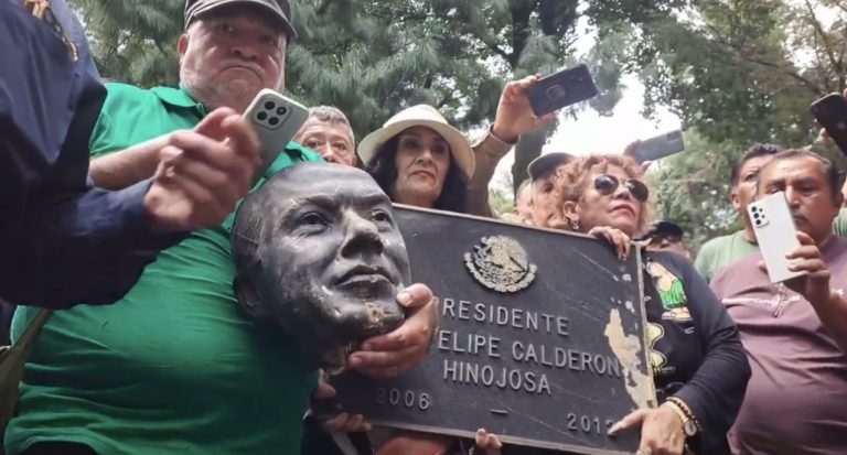 Decapitan estatua de Felipe Calderón en Los Pinos.