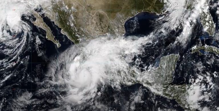 El Huracán Simón sigue su trayectoria en el Pacífico.