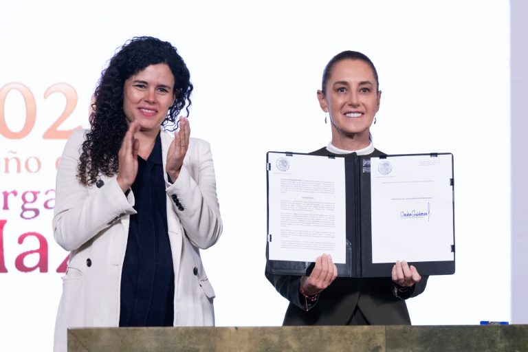 La Presidenta firmó el decreto para regular plataformas digitales en protección de menores.