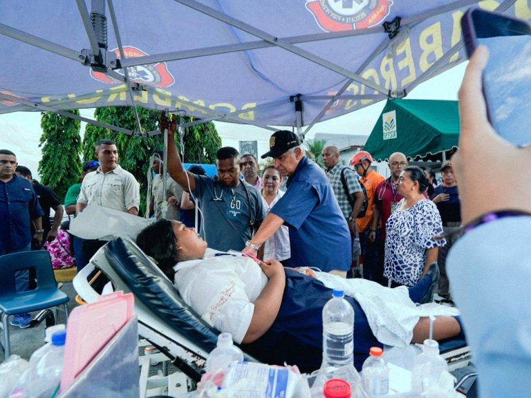 El Presidente de Panamá, José Raúl Mulino, visitó las áreas afectadas por el terremoto.