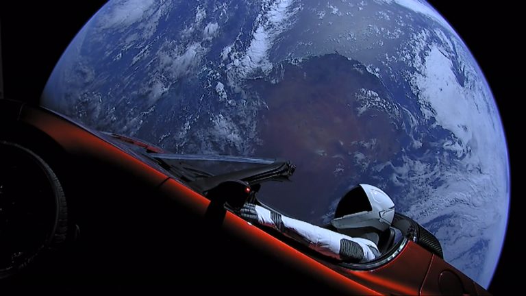 Elon Musk presenta el Tesla Roadster.